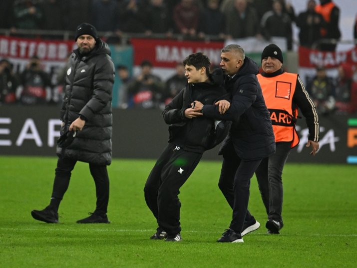 Un suporter a pătruns pe teren în timpul meciului FCSB - Manchester United 0-2