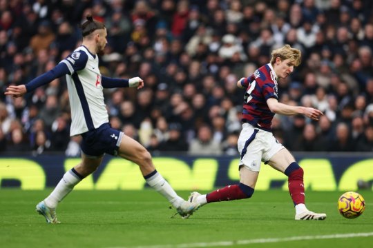 Radu Drăgușin, martor la cel mai controversat moment din Tottenham - Newcastle! Decizia luată de centralul partidei