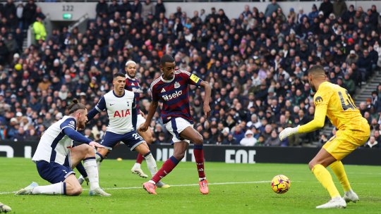 Radu Drăgușin, ”coautor” la golul lui Isak din Tottenham - Newcastle! Ghinionul avut de român la a doua reușită a ”coțofenelor”