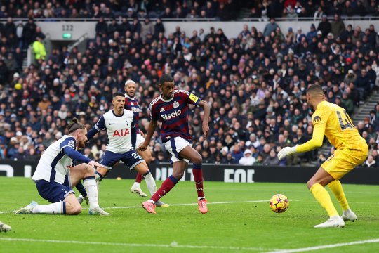 Radu Drăgușin, ”coautor” la golul lui Isak din Tottenham - Newcastle! Ghinionul avut de român la a doua reușită a ”coțofenelor”