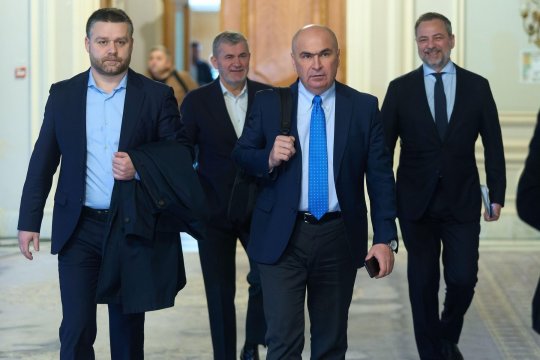 Imaginea patronului din SuperLigă, prezentă în întreg județul său de reședință: ”Nu știu cum era în comunist, dar ce am văzut vara asta…”