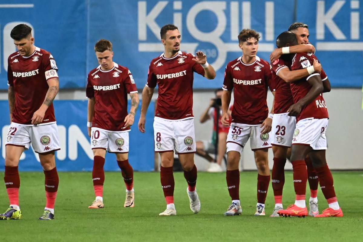 Rapid vrea să scape de 3 jucători și-l vrea la schimb pe Denis Ciobotariu