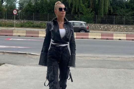 ”Știți cu ce mașină merg?” Anamaria Prodan i-a lăsat pe toți mască în trafic: ”Dumneavoastră în așa ceva?”