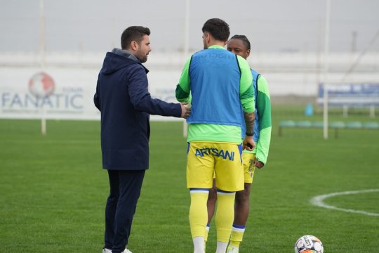Adrian Mutu, meci cu incidente la debutul pe banca Petrolului. Cum s-au descurcat ”lupii galbeni”