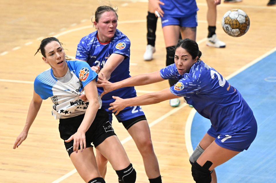 Monika Anna Kobylinska, Dziyana Ilyina si Beyza Irem Turkoglu Sengul in meciul de handbal feminin dintre SCM Gloria Buzau si CSM Bucuresti, contand pentru Liga Florilor, desfasurat in Sala Sporturilor Romeo Iamandi din Buzau, miercuri 9 octombrie 2024.