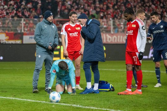 Un nou ”caz bricheta” în fotbalul internațional! Echipa din Bundesliga care a pierdut la ”masa verde” după gestul prostesc al unui fan