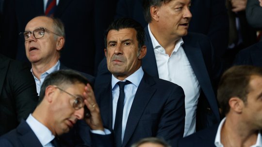 N-au avut milă de Luis Figo! Scandări jignitoare la meciul Barcelonei din Champions League