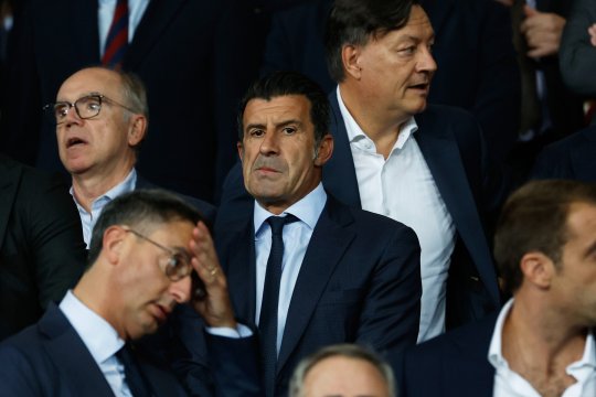 N-au avut milă de Luis Figo! Scandări jignitoare la meciul Barcelonei din Champions League