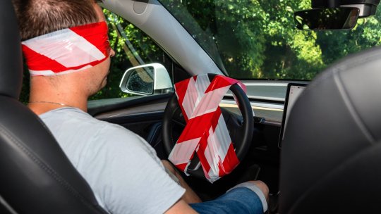 Tesla sub analiză. Investigația NHTSA redeschide dezbaterea despre limitele condusului autonom
