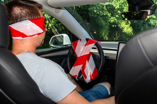 Tesla sub analiză. Investigația NHTSA redeschide dezbaterea despre limitele condusului autonom