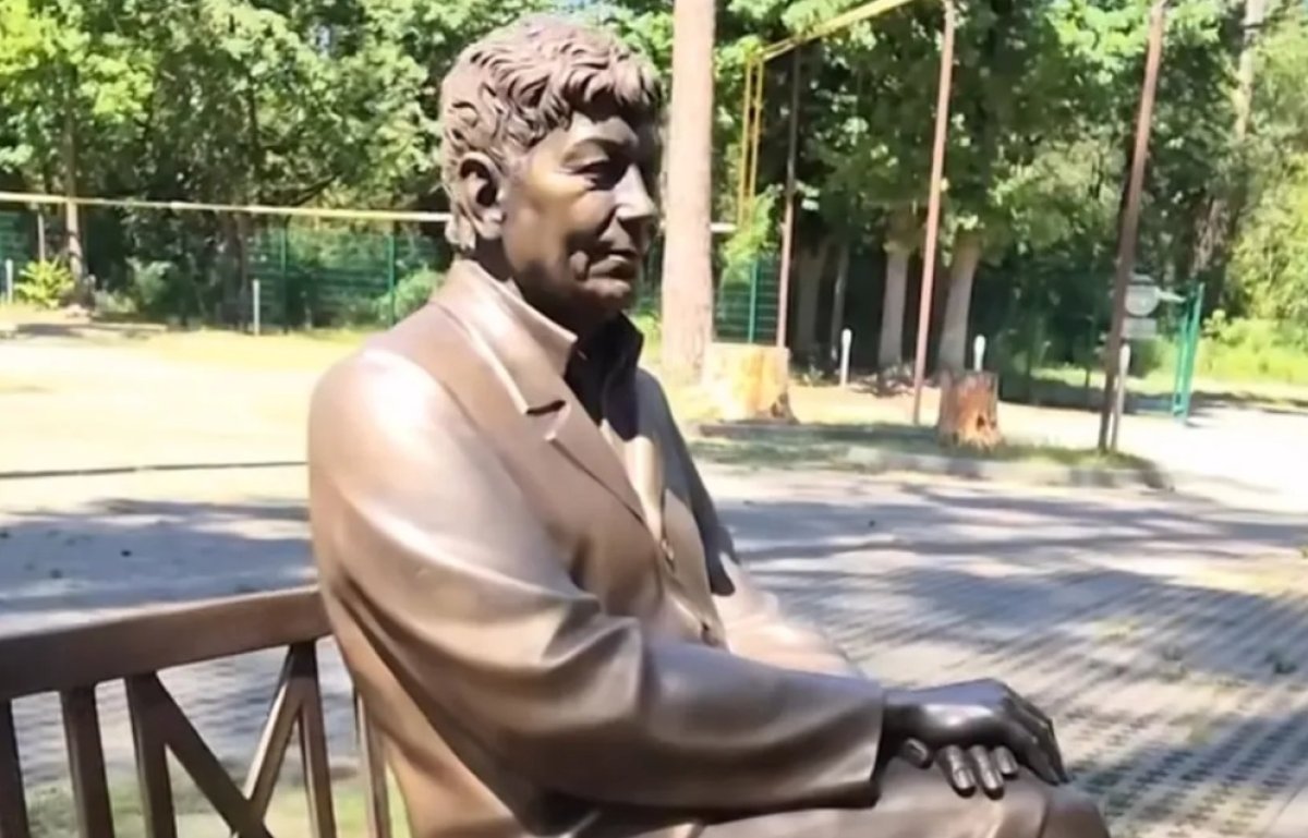 Statuia primită de Mircea Lucescu de la Rinat Ahmetov în ziua în care antrenorul român a împlinit 80 de ani