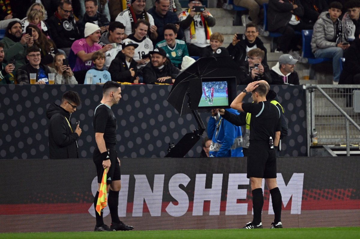 FIFA va permite antrenorilor să conteste deciziile de arbitraj
