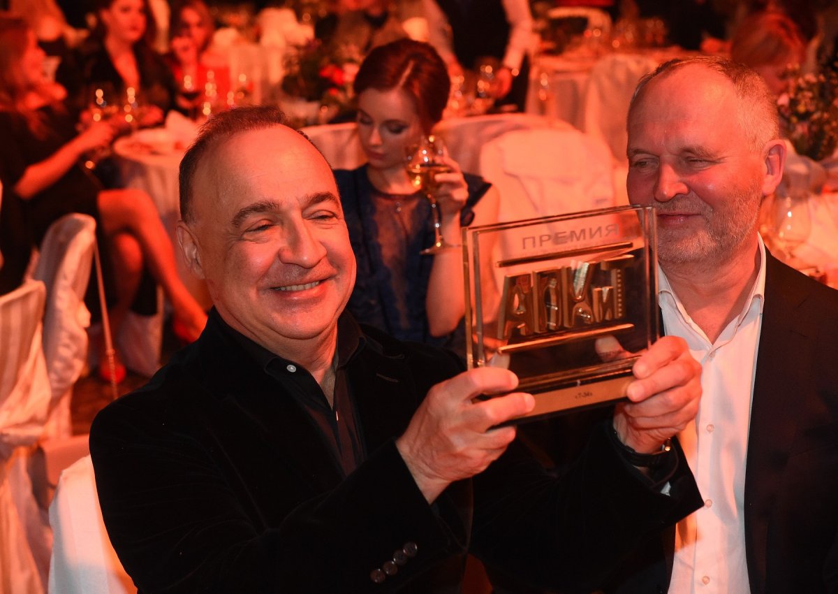 Leonard Blavatnik, în stânga, primește un premiu în cadrul unei gale destinate profesioniștilor din industria media