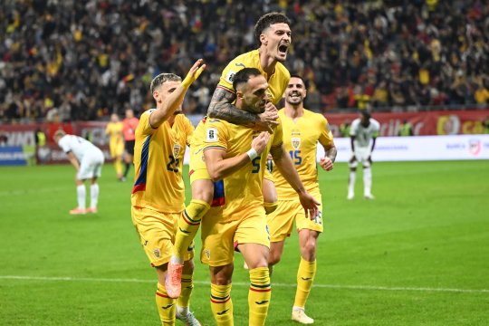 Cine e singurul jucător român care s-a bucurat alături de Mircea Lucescu după golul dramatic al României. Explozie de bucurie pe Arena Națională
