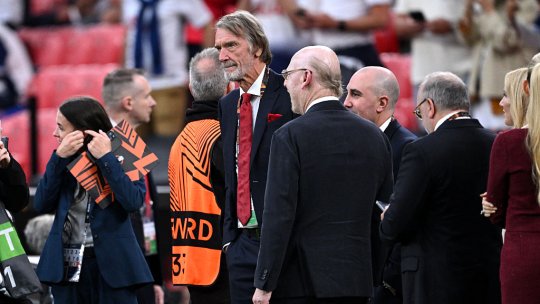 Se poartă negocieri intense! Granzii care vor să preia conducerea unui club din Premier League