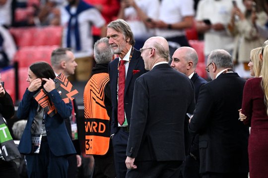 Se poartă negocieri intense! Granzii care vor să preia conducerea unui club din Premier League