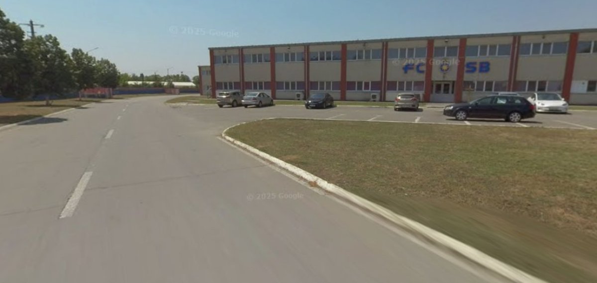 Drumul de acces care duce spre parcarea din spatele cantonamentului. În dreapta sunt clădirile din baza de pregătire a FCSB-ului