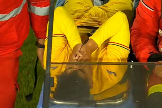 Alexandru Musi, scos pe targă la România U21-Cipru U21. Agresorul a scăpat doar cu ”galben”