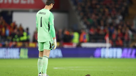 Thibaut Courtois și Brennan Johnson, în căutarea șobolanului de pe stadionul din Cardiff