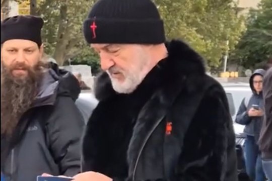 Gigi Becali a aruncat pe jos Noul Testament, tradus de Dumitru Cornilescu: ”Tu ce religie ești?”. Imaginile s-au viralizat pe rețelele sociale