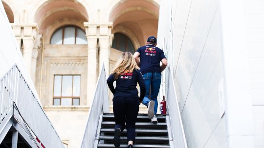 Când zvonurile devin oglinda ambiției. Aston Martin, Verstappen și viziunea viitoare a F1
