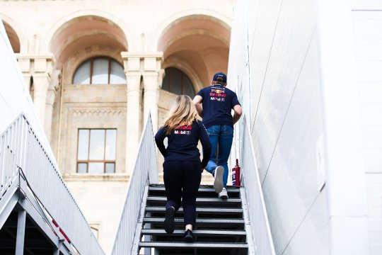 Când zvonurile devin oglinda ambiției. Aston Martin, Verstappen și viziunea viitoare a F1