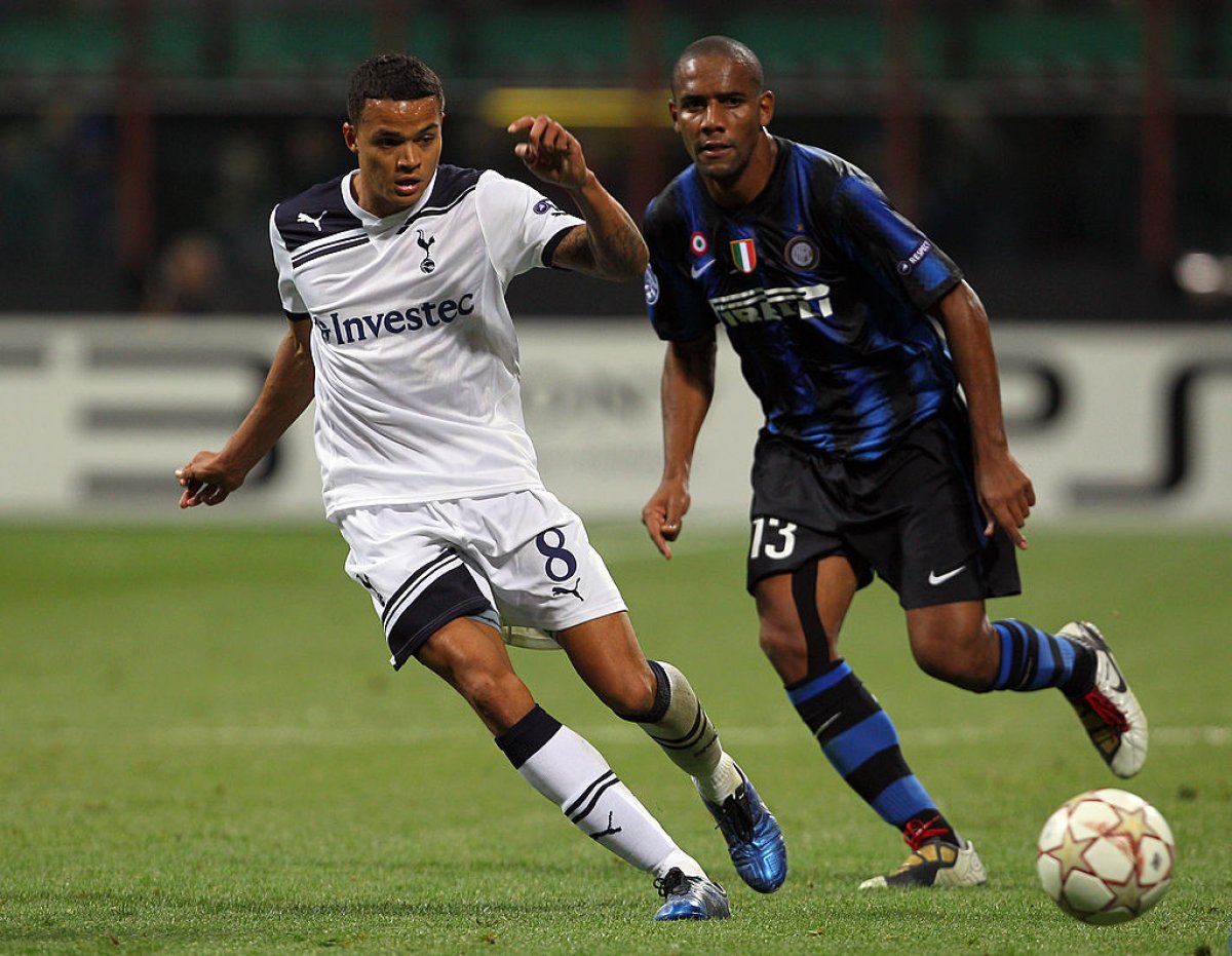 Jermaine Jenas, în stânga în meciul jucat în sezonul 2010-2011 al Champions League, între Inter și Tottenham