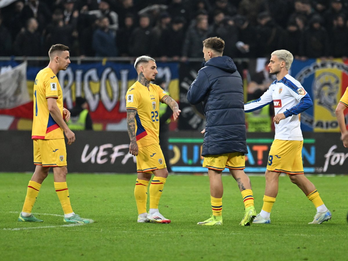 Fotbalistii romani Nicușor Bancu, Alexandru Mitrita si Vlad Dragomir parasesc tristi terenul dupa meciul de fotbal dintre Romania si Bosnia Hertegovina, din cadrul Preliminariilor Campionatului Mondial 2026