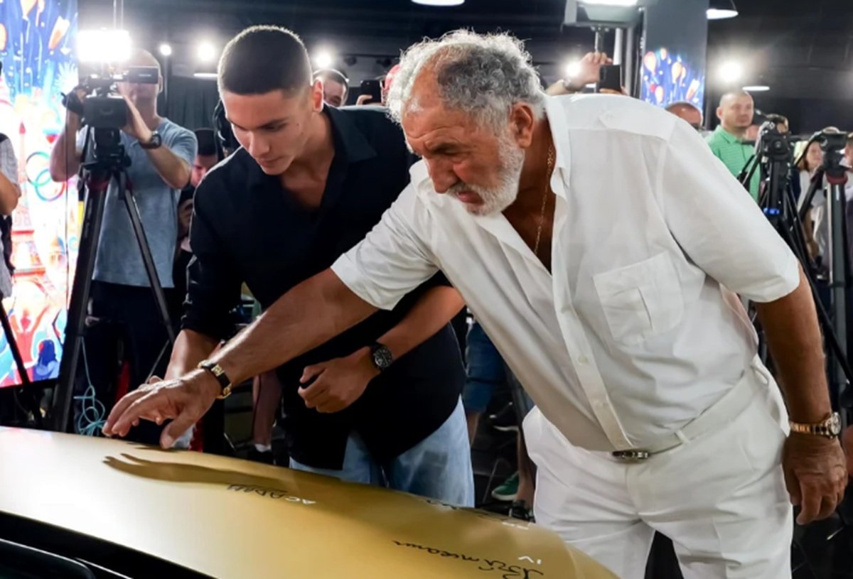 Ion Țiriac îi arată lui David Popovici mașina pe care i-a făcut-o cadou pentru medalia de aur pe care a câștigat-o la Jocurile Olimpice Paris 2024