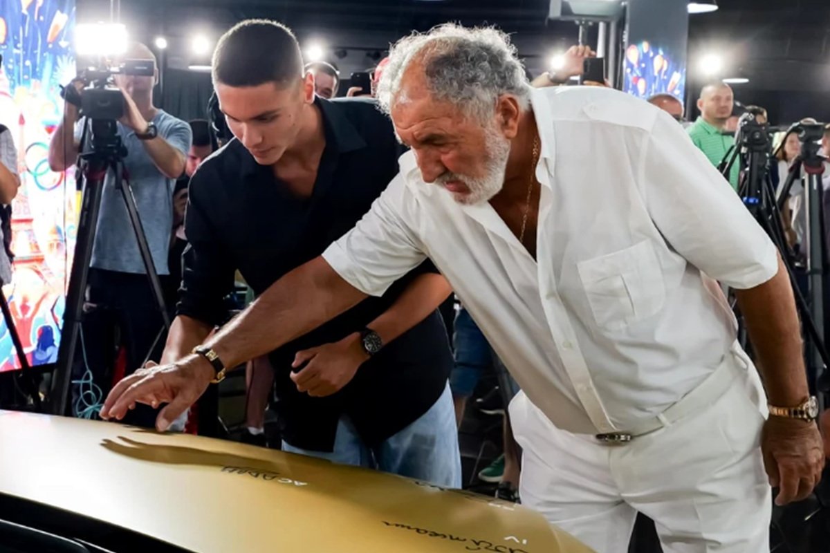 Ion Țiriac îi arată lui David Popovici mașina pe care i-a făcut-o cadou pentru medalia de aur pe care a câștigat-o la Jocurile Olimpice Paris 2024
