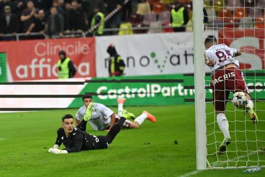 Rapid, salvată incredibil de Koljic! Atacantul a scos cu călcâiul un gol sigur pentru Dinamo