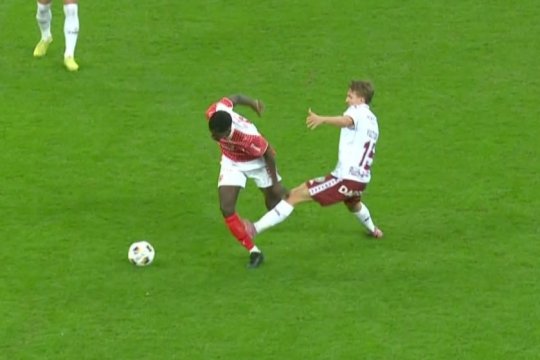 Rapid, în inferioritate numerică cu Dinamo! Intervenția inconștientă a lui Vulturar