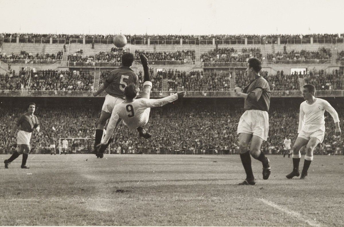 Alfredo Di Stefano, cu numărul 9, în timpul unui meci între Real Madrid și Nancy, jucat pe 23 septembrie 1953