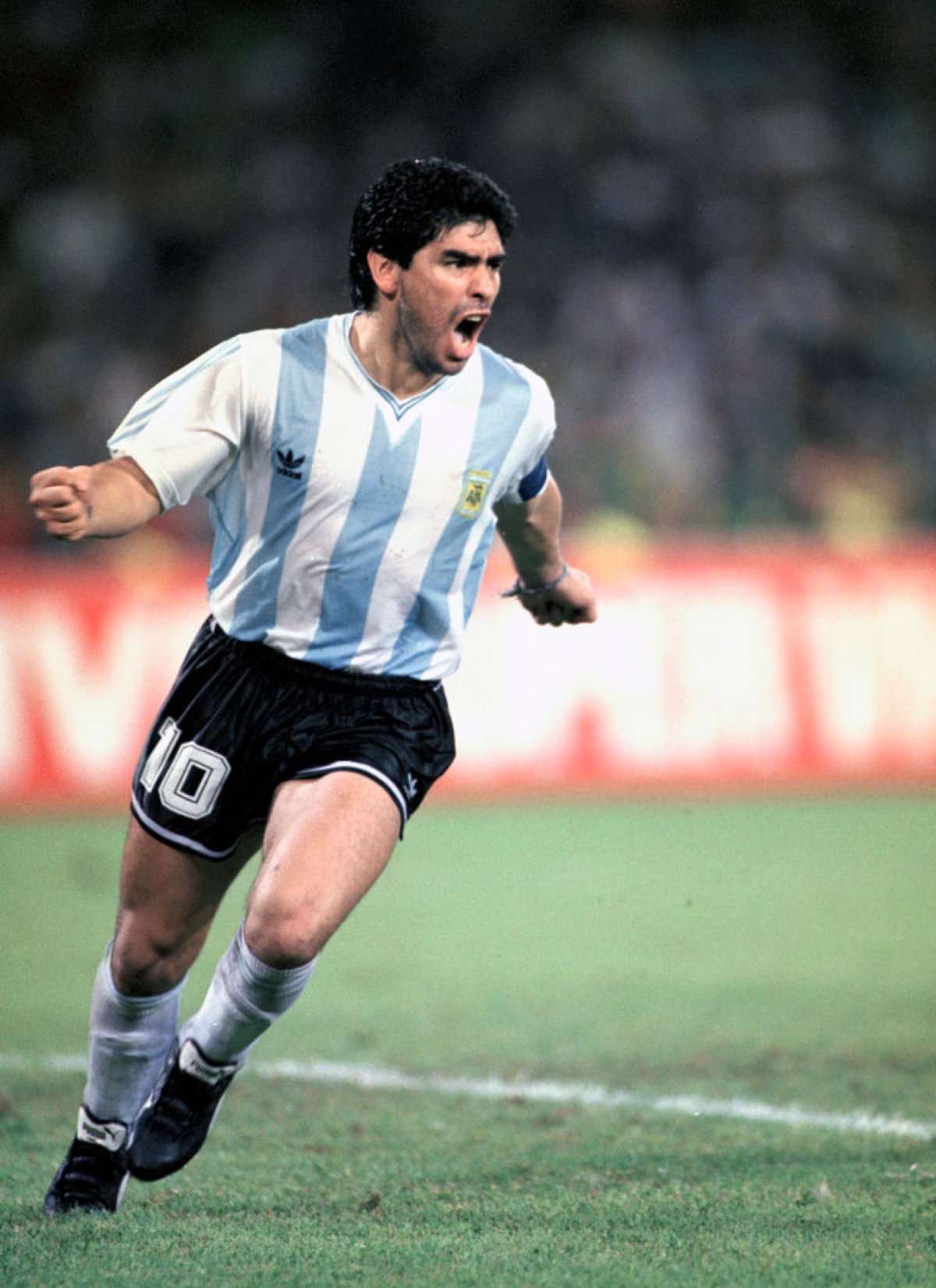 Maradona este considerat cel mai bun număr 10 din toate timpurile