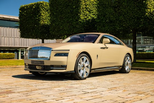 Rolls-Royce Spectre Bailey: când pasiunea pentru mașini întâlnește iubirea pentru un câine