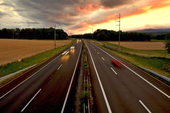 Noile reguli auto din 2026. Ce schimbări sunt pregătite pentru șoferi și constructori