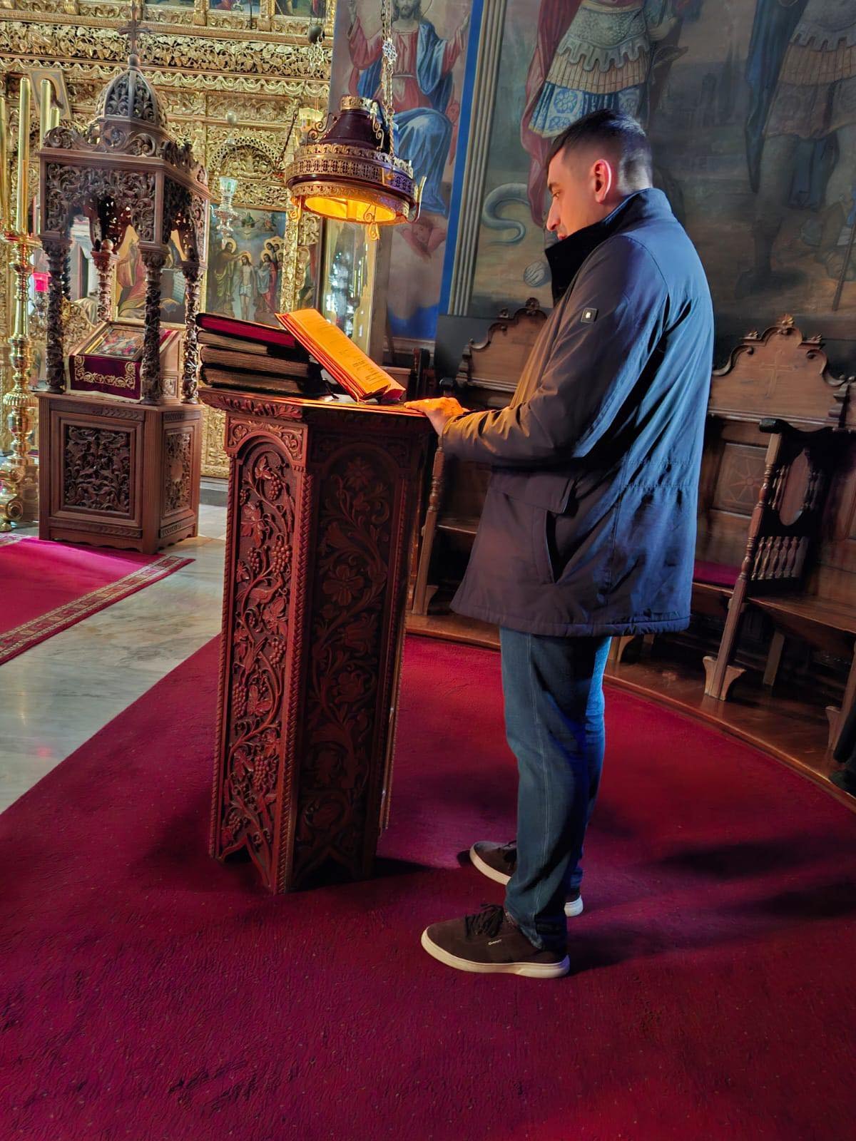 George Simion, în biserica de pe muntele Athos, acolo unde a fost plecat pentru câteva zile