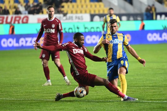 Petrolul - CFR Cluj 0-0, ACUM, pe iAMsport.ro. Ocazie uriașă a formației gazdă! Chică-Roșă lovește bara