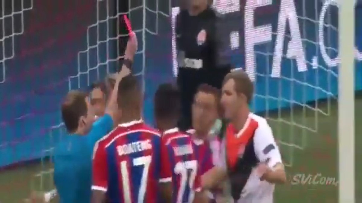Șahtior - Bayern Munchen, 2015, Oleksandr Kucher a fost eliminat în minutul 2 și 37 de secunde