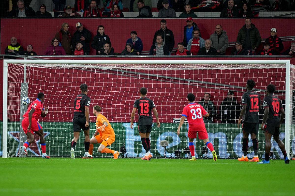 Nebunie în prima repriză din Leverkusen - PSG: cinci goluri, două cartonașe roșii, un penalty ratat și unul transformat!