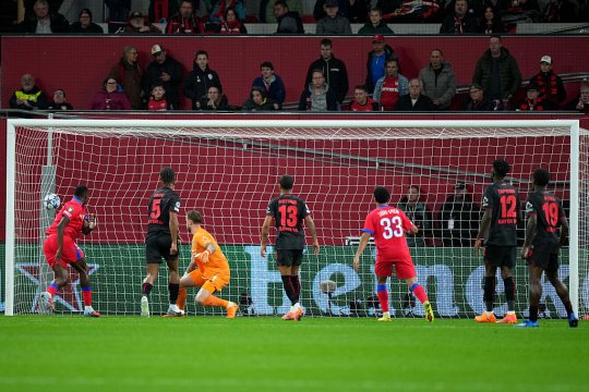 Nebunie în prima repriză din Leverkusen - PSG: cinci goluri, două cartonașe roșii, un penalty ratat și unul transformat!