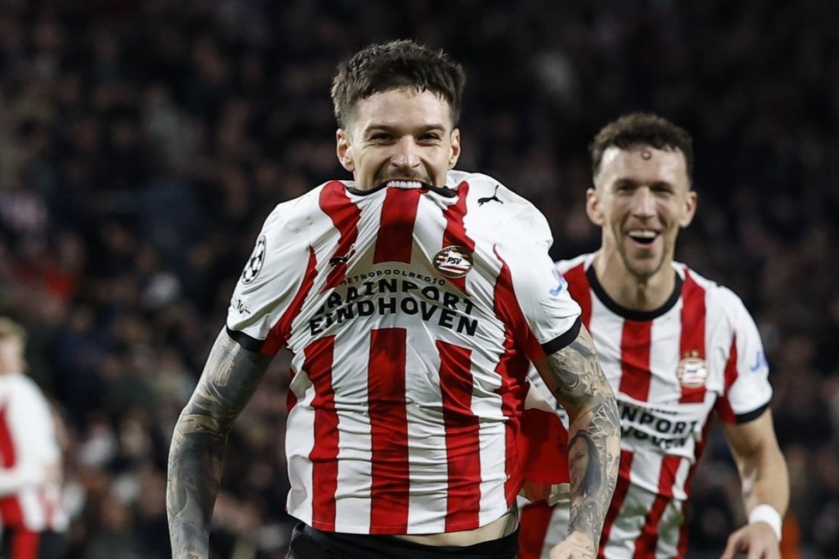 Dennis Man încasează 3 milioane de euro pe sezon la PSV