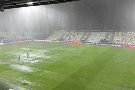 Meci întrerupt în Conference League: plouă cu găleata!