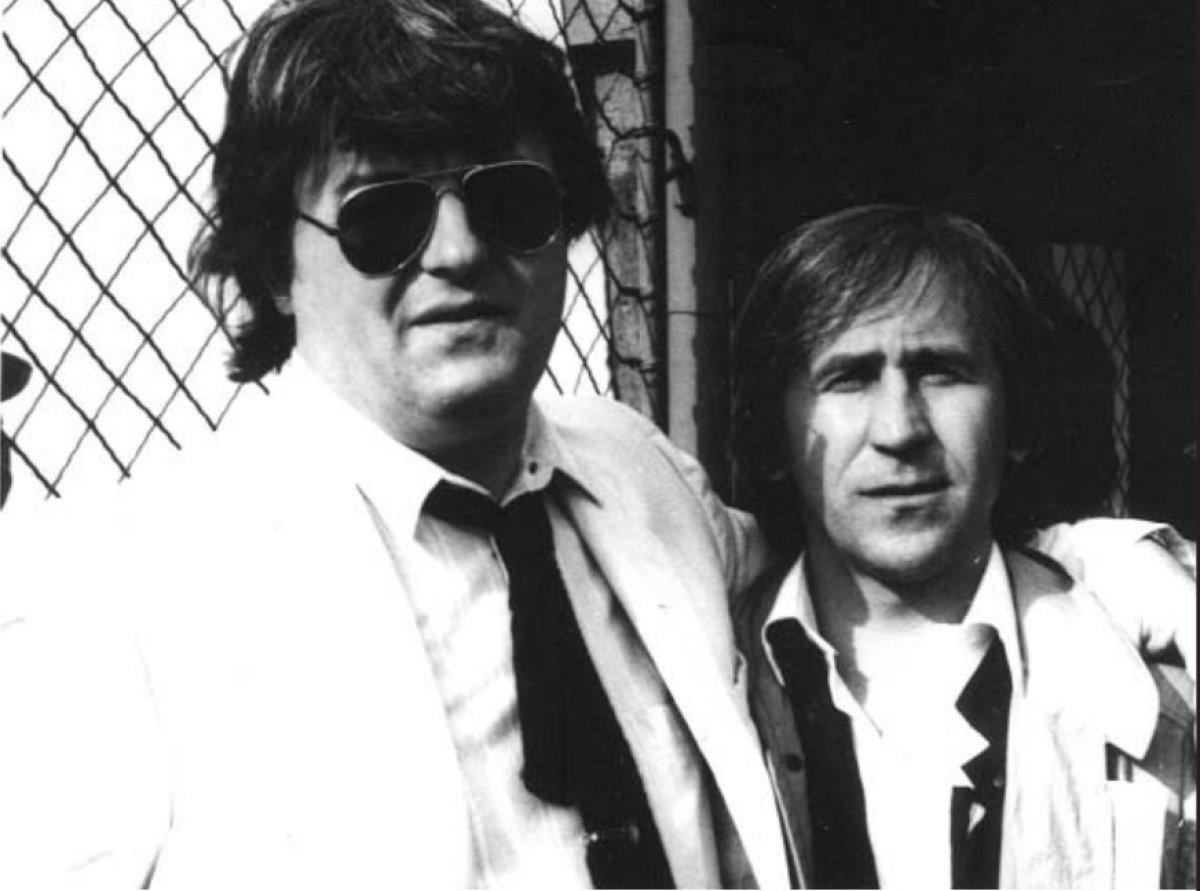 Corneliu Vadim Tudor (stânga, alături de actorul George Mihăiță), pe stadionul Ghencea, în 1986