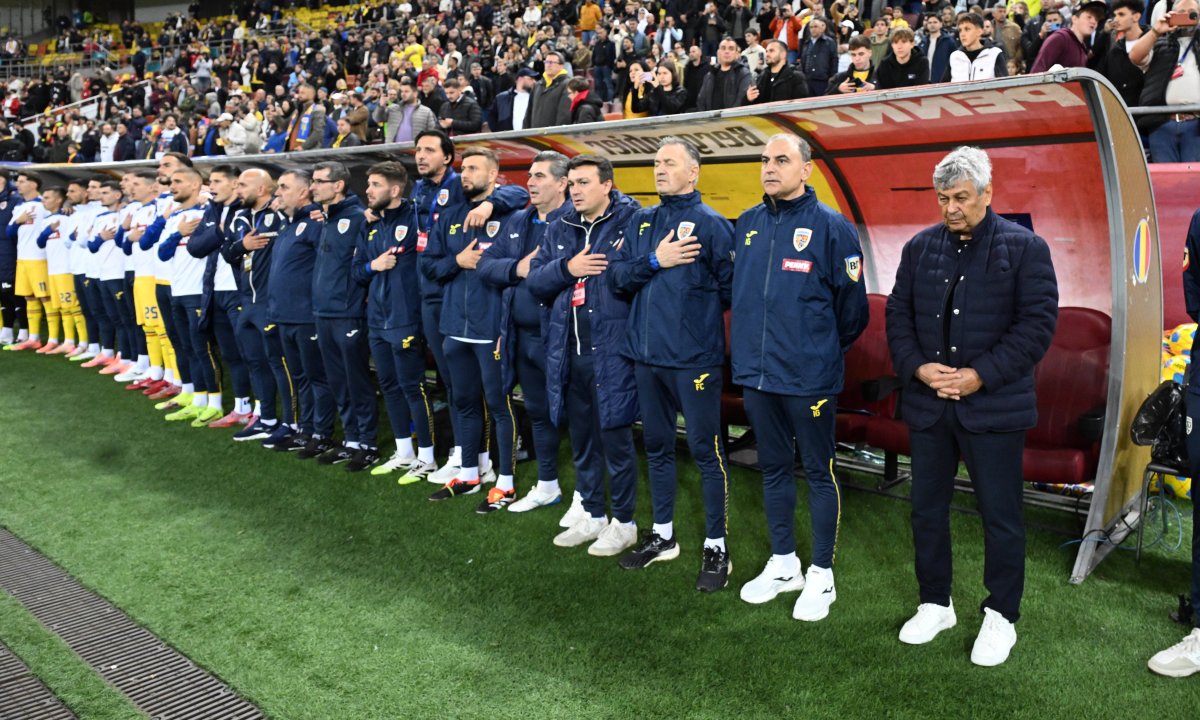 La 80 de ani, Mircea Lucescu (primul din dreapta) este dur contestat nu doar pentru rezultatele sub așteptări obținute de națională, ci și din cauza gafelor pe care le face la antrenamente sau în cantonamente