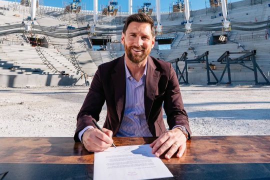 OFICIAL | Leo Messi a semnat contractul și va juca până la 41 de ani!