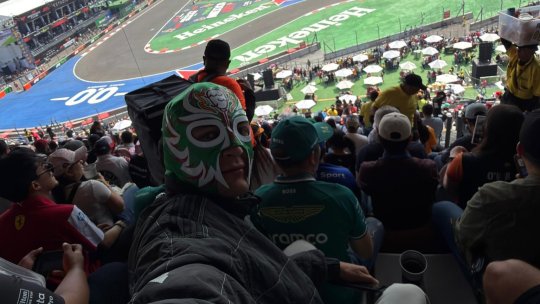 ”Rey Mysterio” din Formula 1. Pilotul s-a deghizat pentru vedea antrenamentele din mijlocul suporterilor: ”Nu am mai făcut asta de ani de zile”