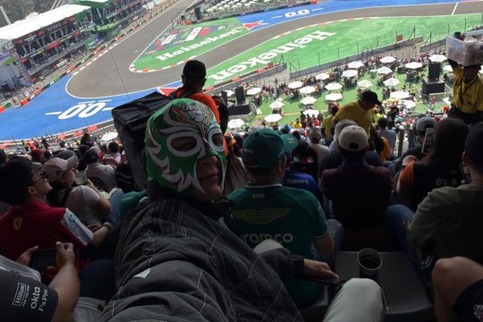 ”Rey Mysterio” din Formula 1. Pilotul s-a deghizat pentru vedea antrenamentele din mijlocul suporterilor: ”Nu am mai făcut asta de ani de zile”