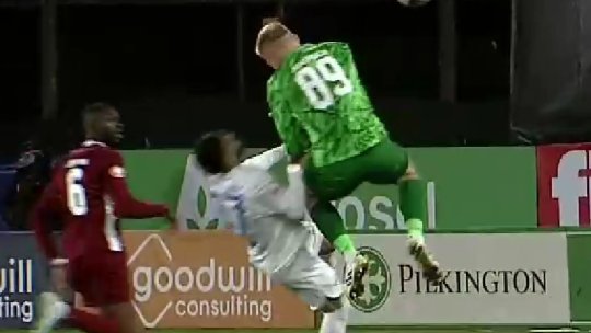 Ciocnire violentă în CFR Cluj - Farul! Cei doi fotbaliști nu au mai putut continua partida