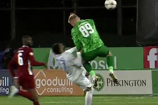 Ciocnire violentă în CFR Cluj - Farul! Cei doi fotbaliști nu au mai putut continua partida